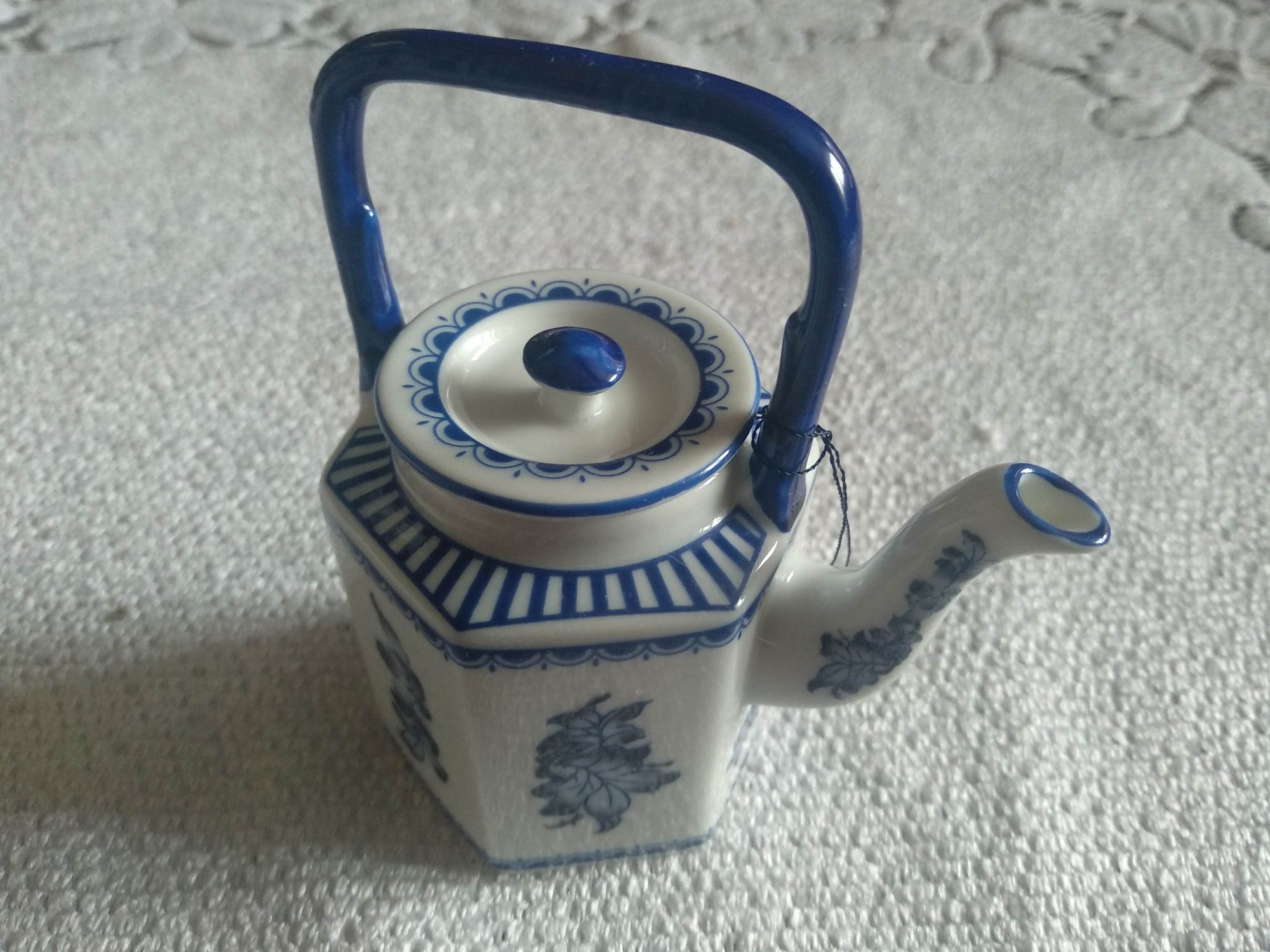 Mały czajniczek z porcelany