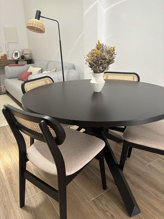 Mesa e Cadeiras - SKLUM