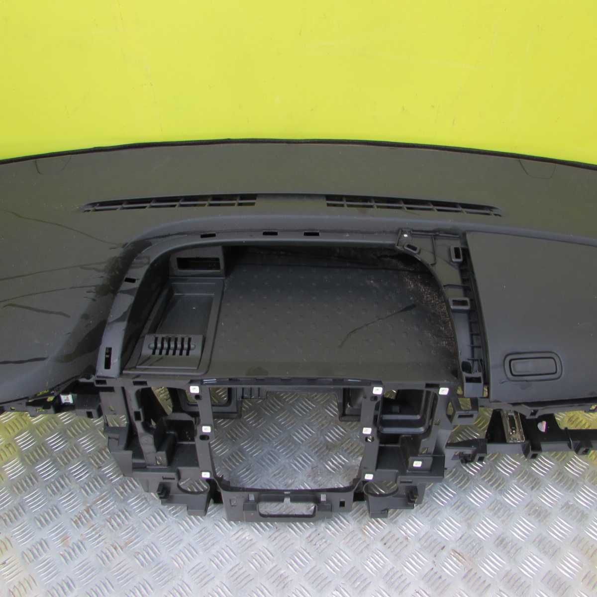 Торпедо панель передня Renault Trafic Opel Vivaro передняя віваро