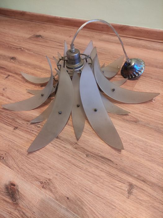 Lampa w kształcie kwiatka