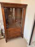 Movel castanho escuro com porta de vidro