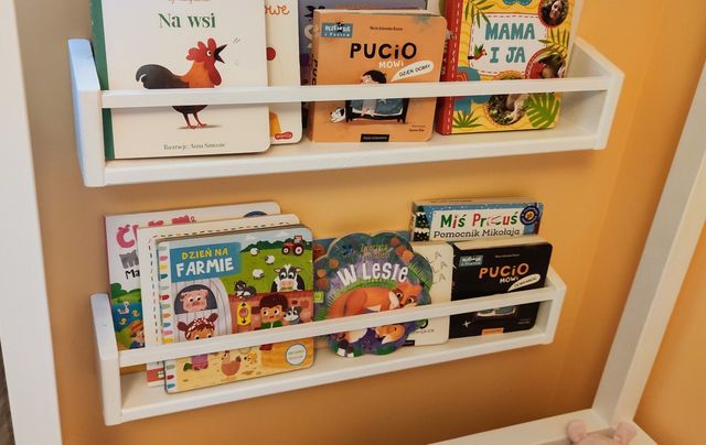 Półka na książki do pokoju dziecięcego.