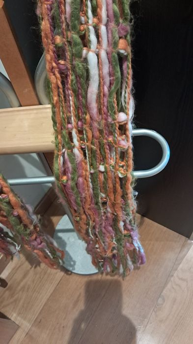 Cachecol multicolorido de mulher em malha