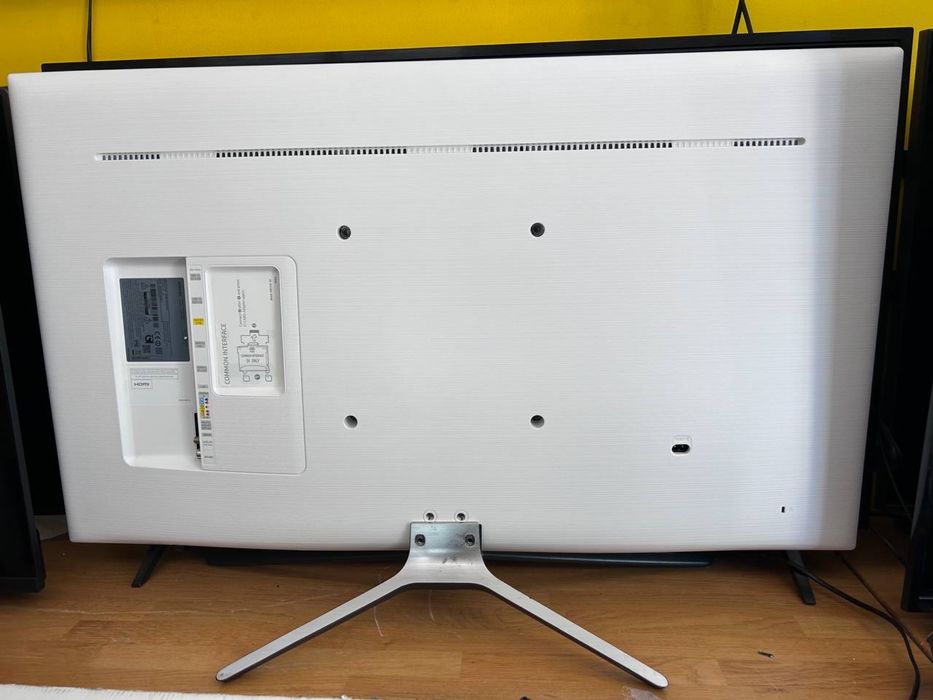 Білий Ультратонкий Телевізор 40” Samsung 40K5510, Smart TV, WiFi.