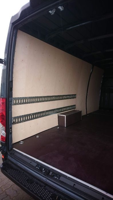 Profesjonalne zabudowy samochodów dostawczych Iveco Daily L4H2