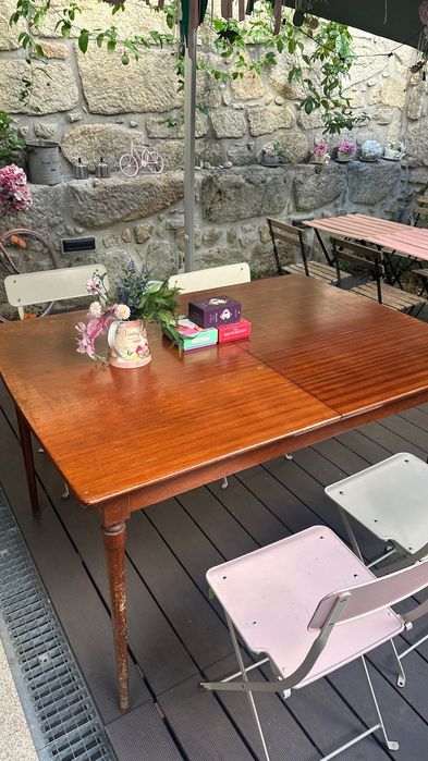 Mesa de jantar de madeira