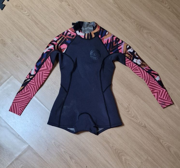 Fato de surf de menina de 13 anos