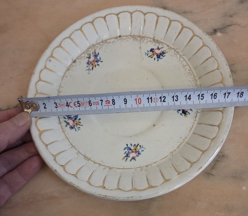 Prato de barro pintado à mão