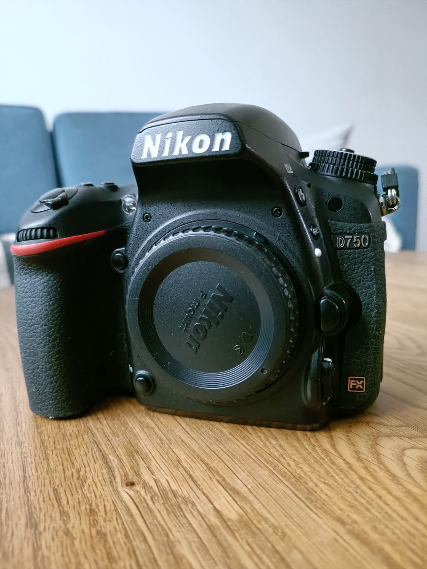 Aparat Nikon D750 +  akcesoria