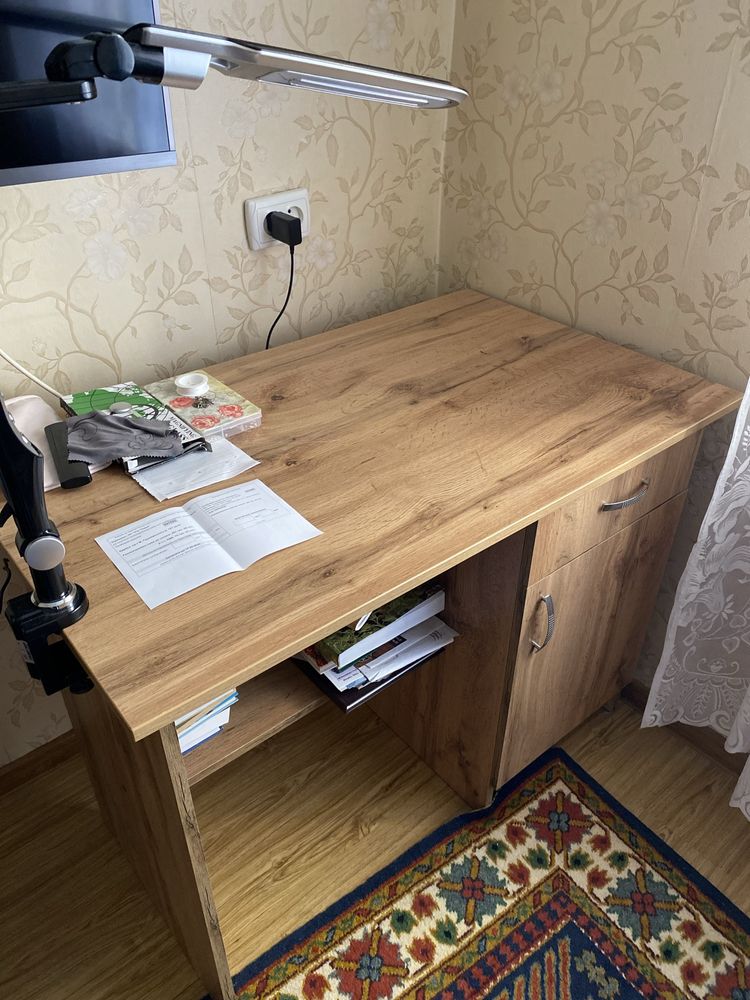 Стіл робочий.