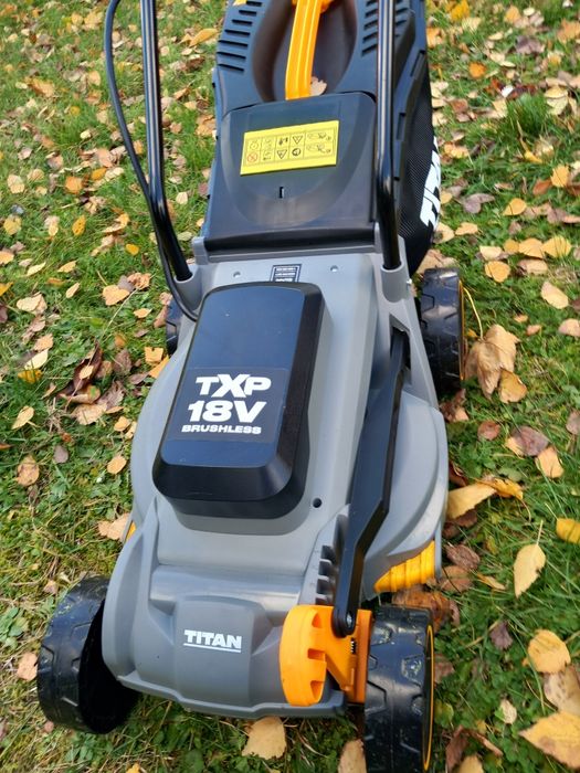 Zestaw Kosiarki Akumulatorowej TITAN 18V 32 cm i Podkaszarki 23cm