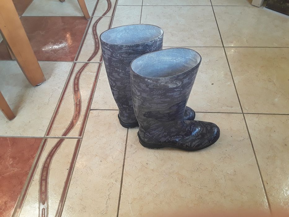 Piękne kalosze damskie 40 w czarne kwiaty