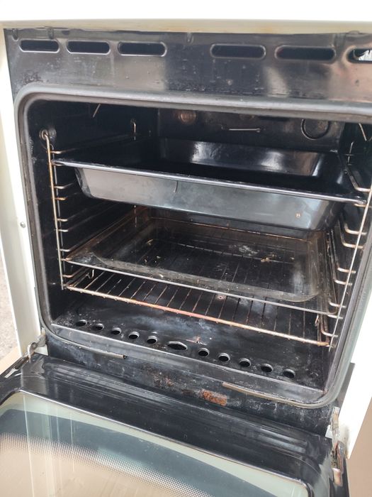 Газова плита Gorenje в робочому стані