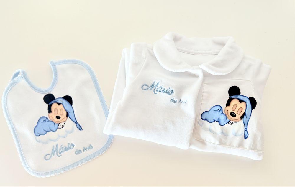 Babygrow e babete pintado à mão com nome bordado