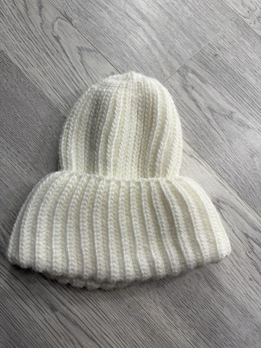 Шапка біла вʼязана
