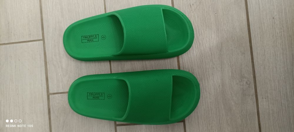 Шльопанці , тапки.