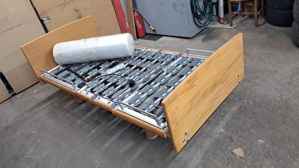 Ліжко з пультом на електроприводі