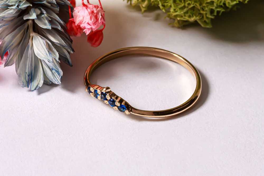 Кольцо из красного золота с сапфирами