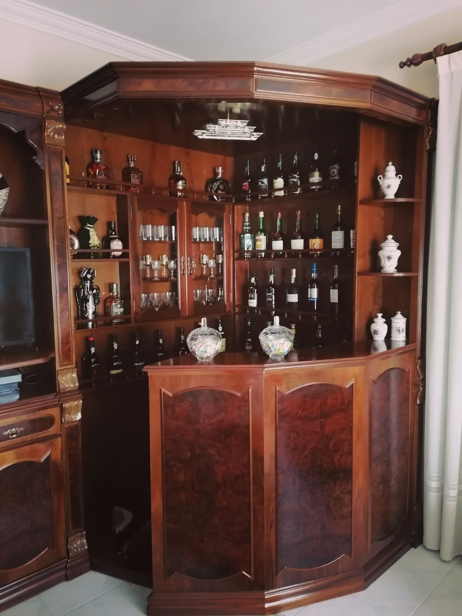 Móvel de sala, Bar de canto em madeira com mesa de centro