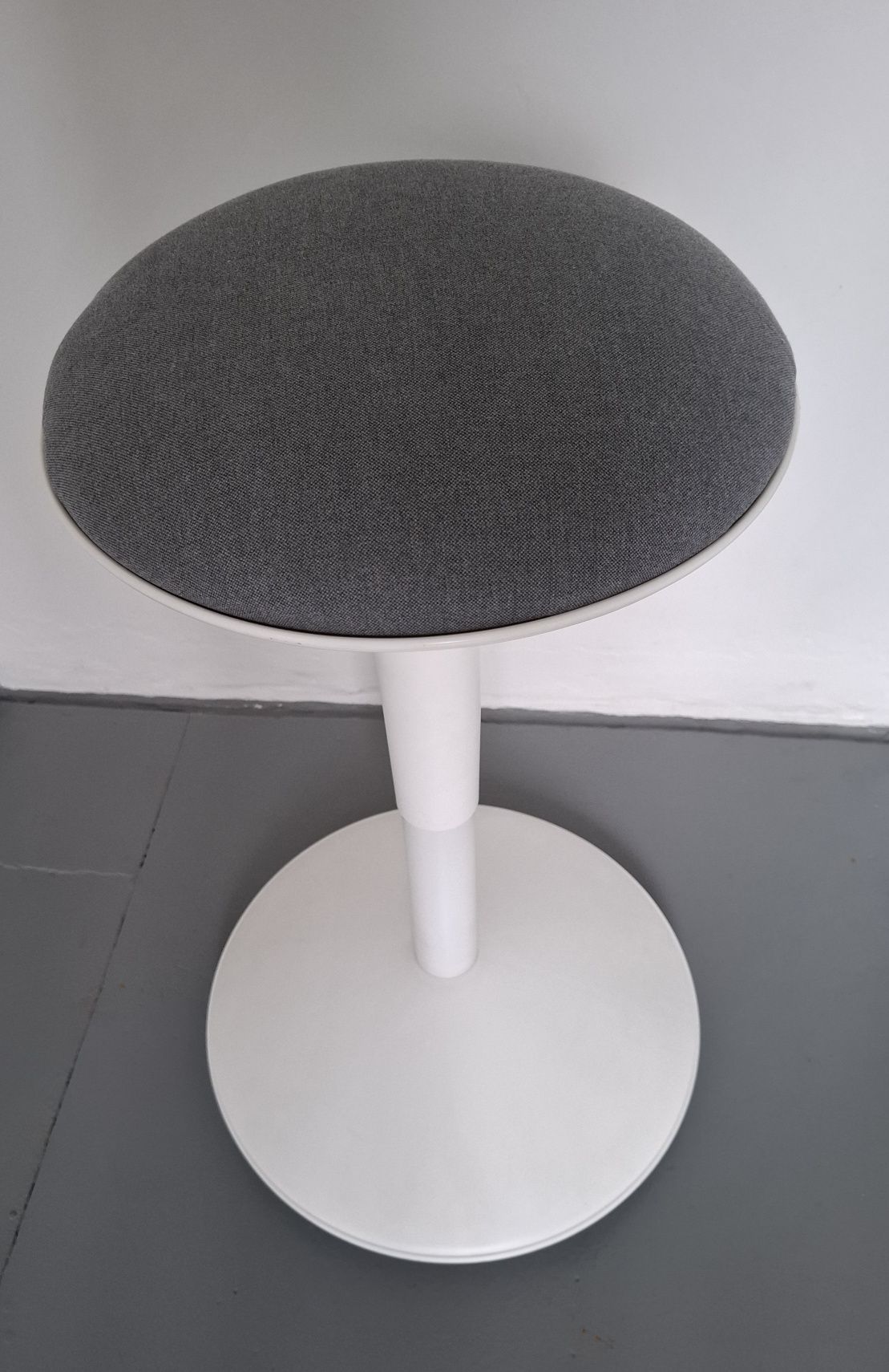IKEA Nilserik stołek do biurka biały z szarym pokryciem.