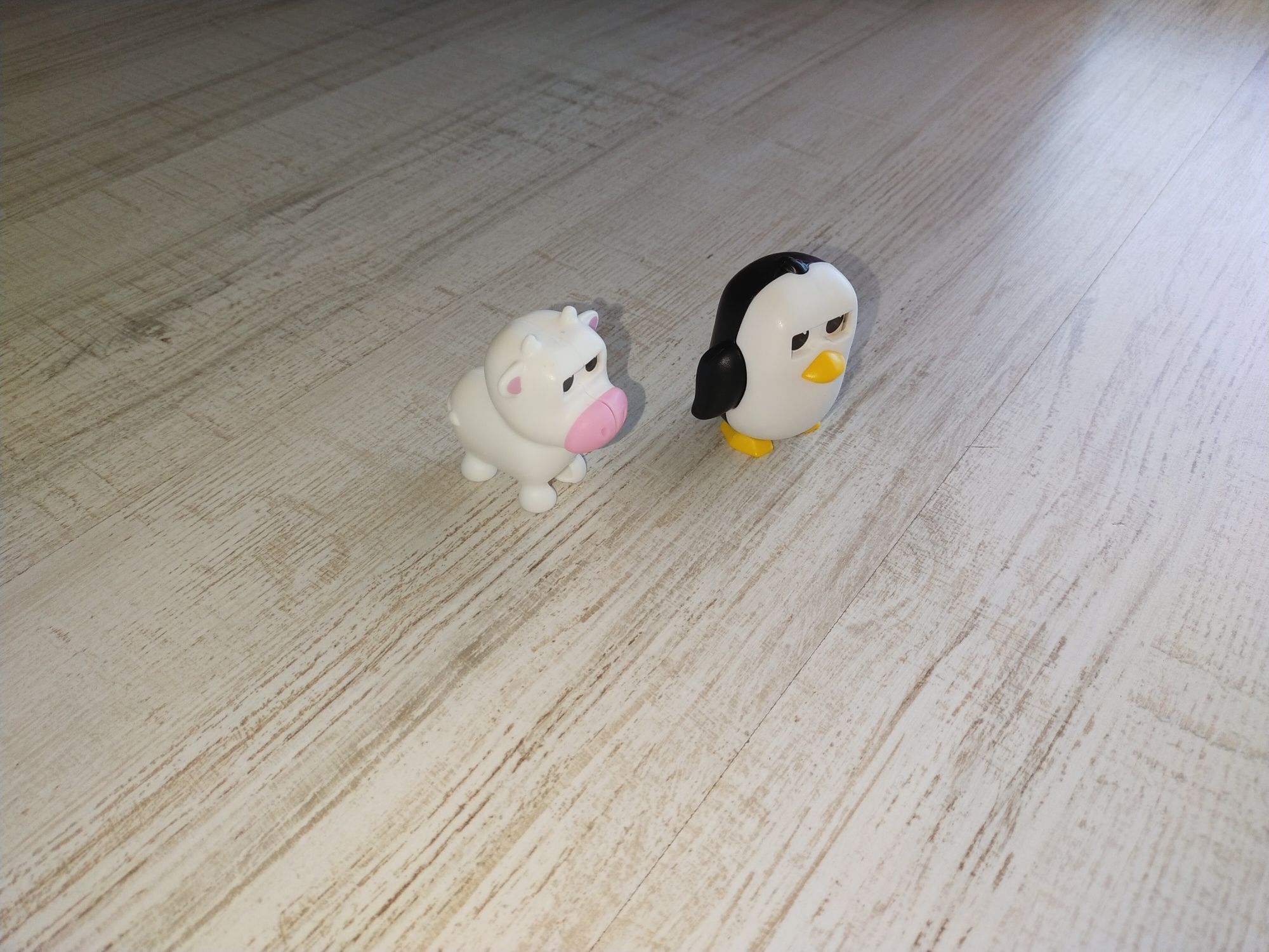 Brinquedo Mac Donalds Happy Meal Adopt Me! Pinguim e vaca