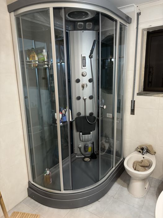 Cabine de duche com jacuzzi e musica