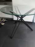 Mesa nova, com tampo de vidro e pés em ferro preto(1m de diâmetro)
