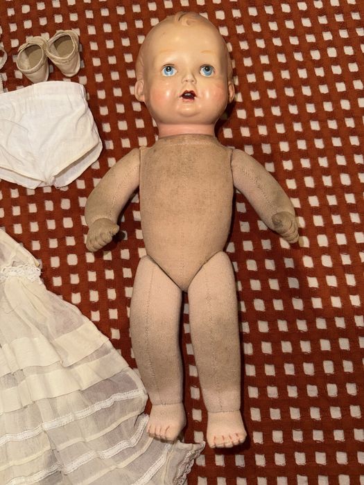 Boneca antiga em celulóide e pano – Europa, década de 1940 – 28 cm