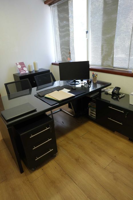 Mobiliário para escritório com blocos de gavetas e armários de apoio