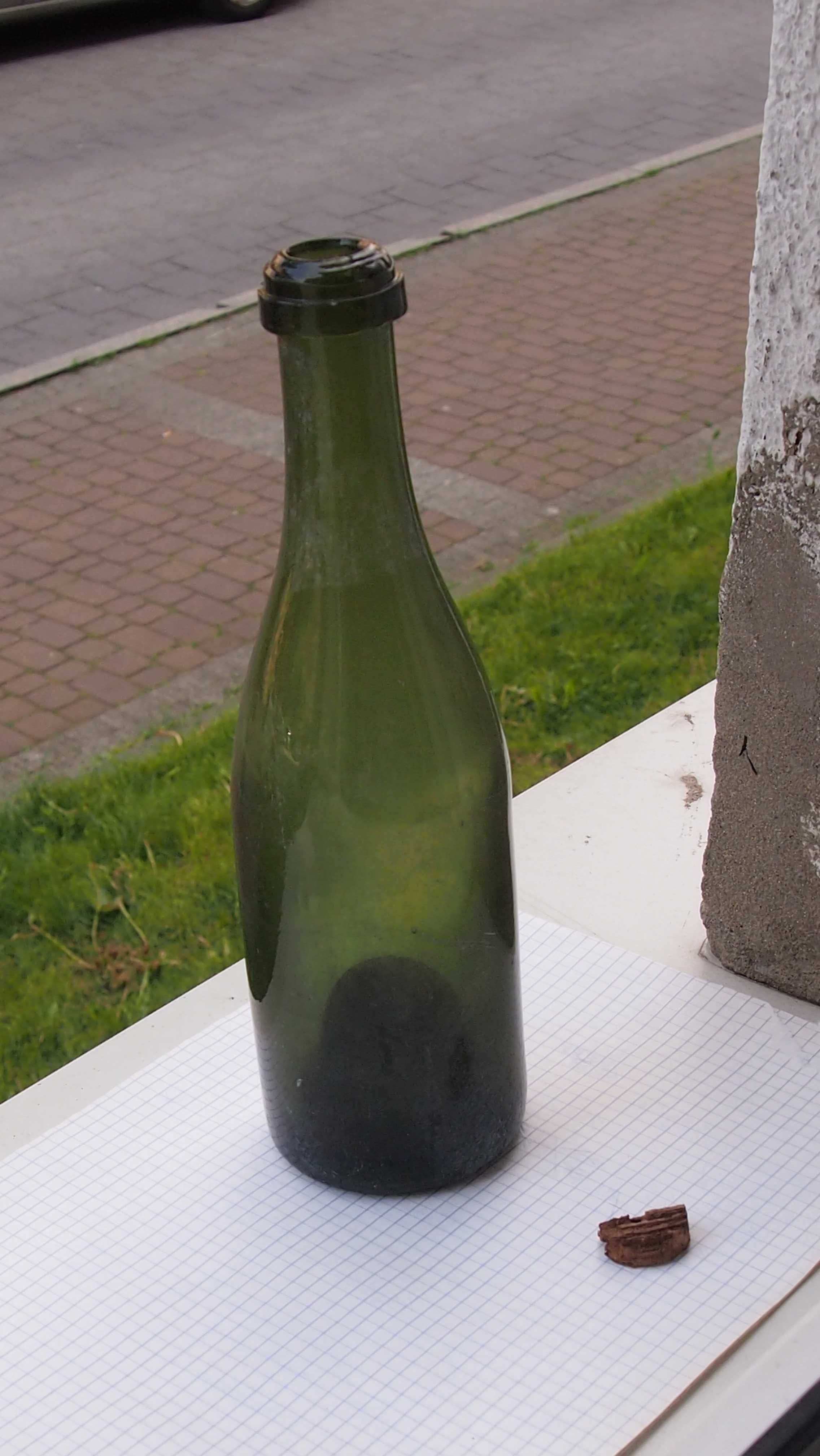 Butelka ze szkła zielonego, niemiecka, sprzed 1945 roku, ok. Wrocław;