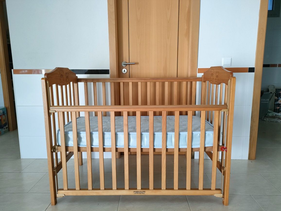 Cama para bebé em bom estado