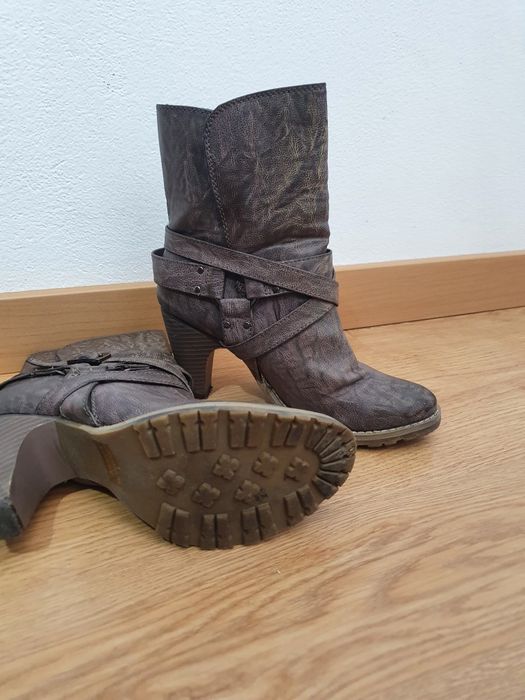 Botins Castanhos com fivela