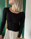 Sweter z błyszczącą nicią