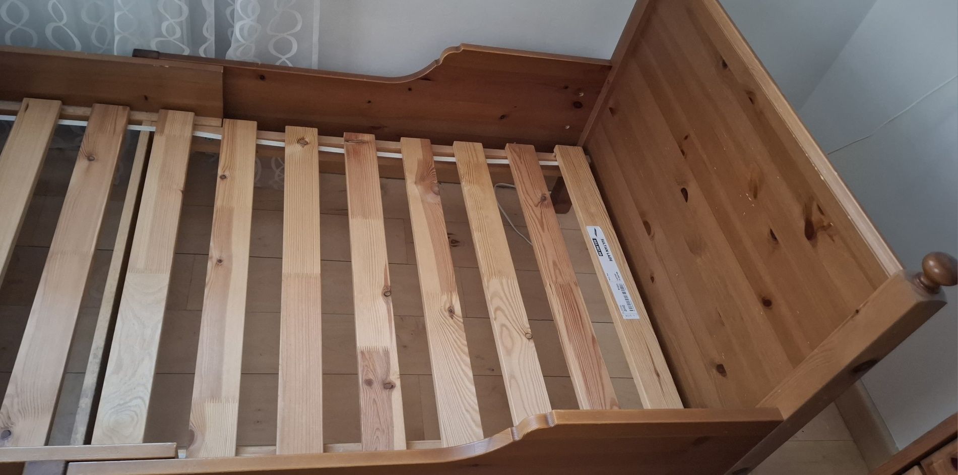 używane drewniane łóżko (IKEA) – "rosnące z dzieckiem" z materacem