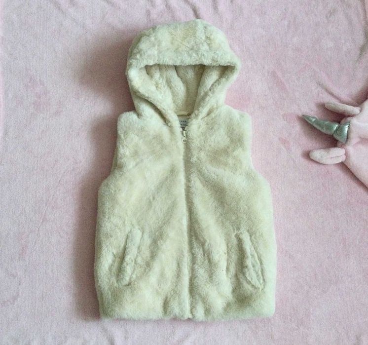 6-7 рок. Primark хутряна жилетка, колір Айворі з капюшоном.