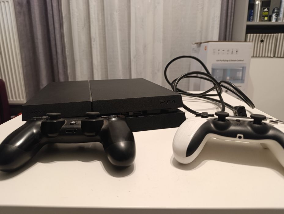 PS4 z dwoma padami i HDMI
