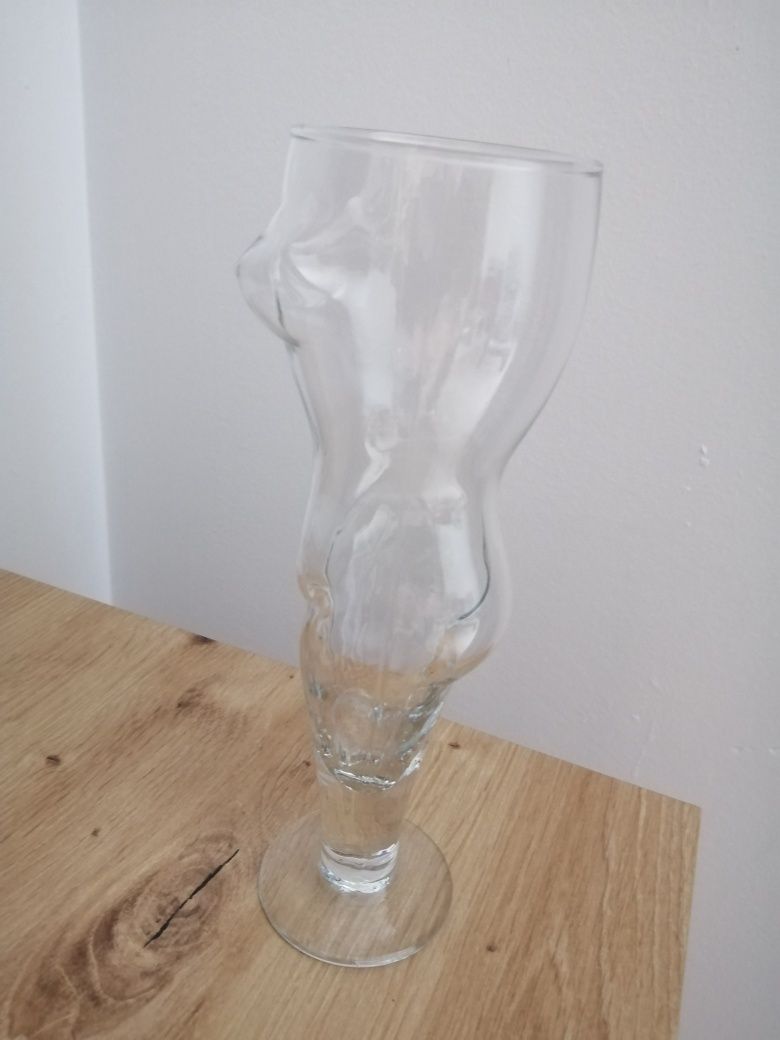 Kufel szklanka na piwo naga kobieta
