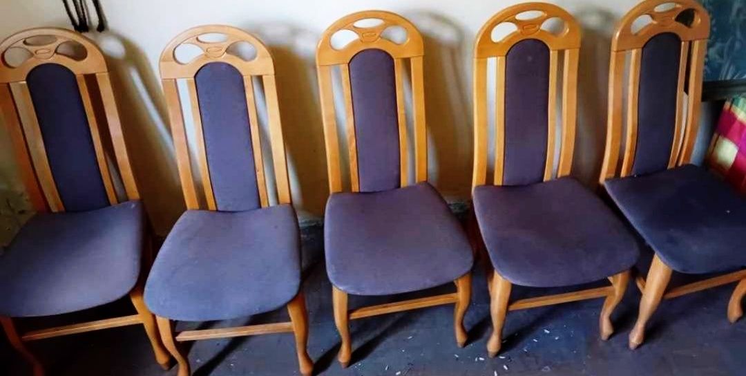 Drewniany stół z pięcioma krzesłami