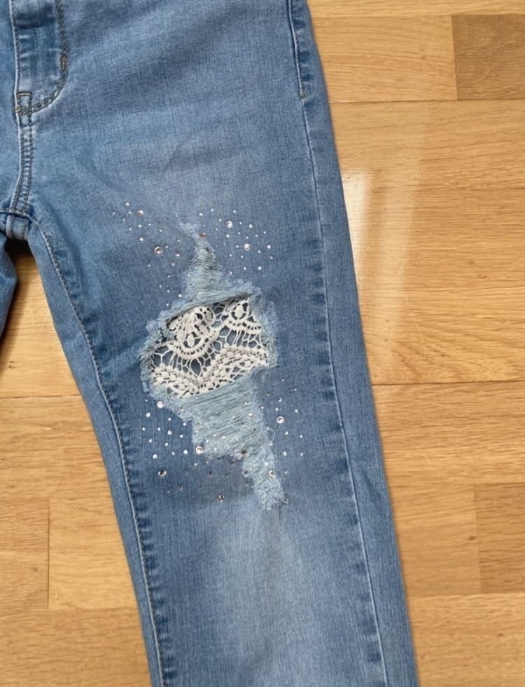 Spodnie jeansowy z ozdobami firmy redseventy  premium