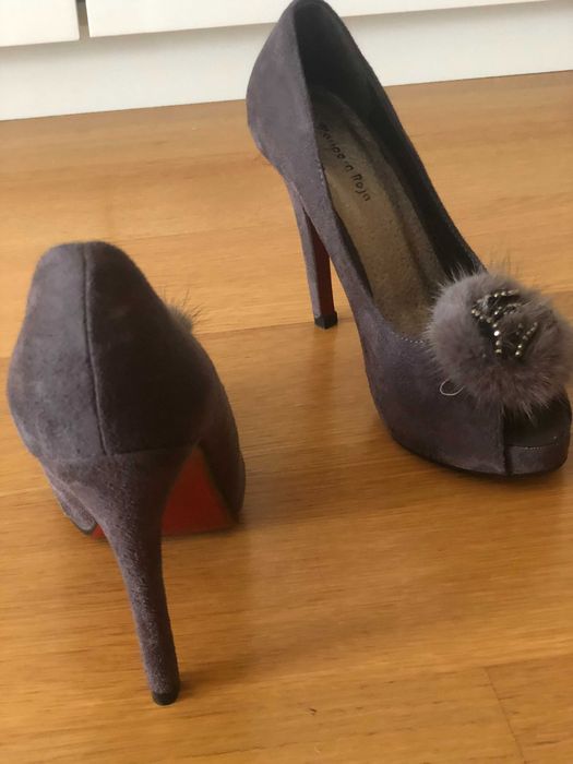 Sapatos cinzentos, base vermelha NOVOS tamanho 37