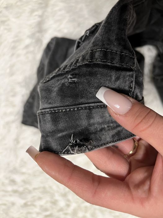 Szare spodnie ze skórzanymi wstawkami