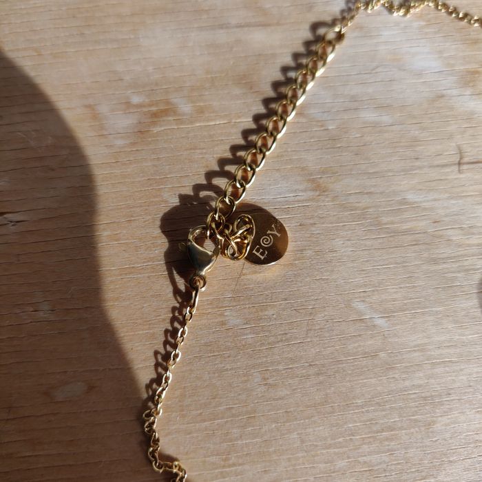 Colar dourado com pequenas pedras NOVO