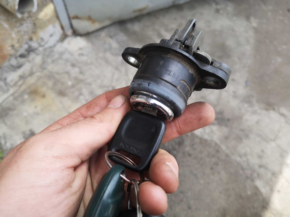 Замок Audi 100 C3 80 90 B2 задний с центральным замком багажника