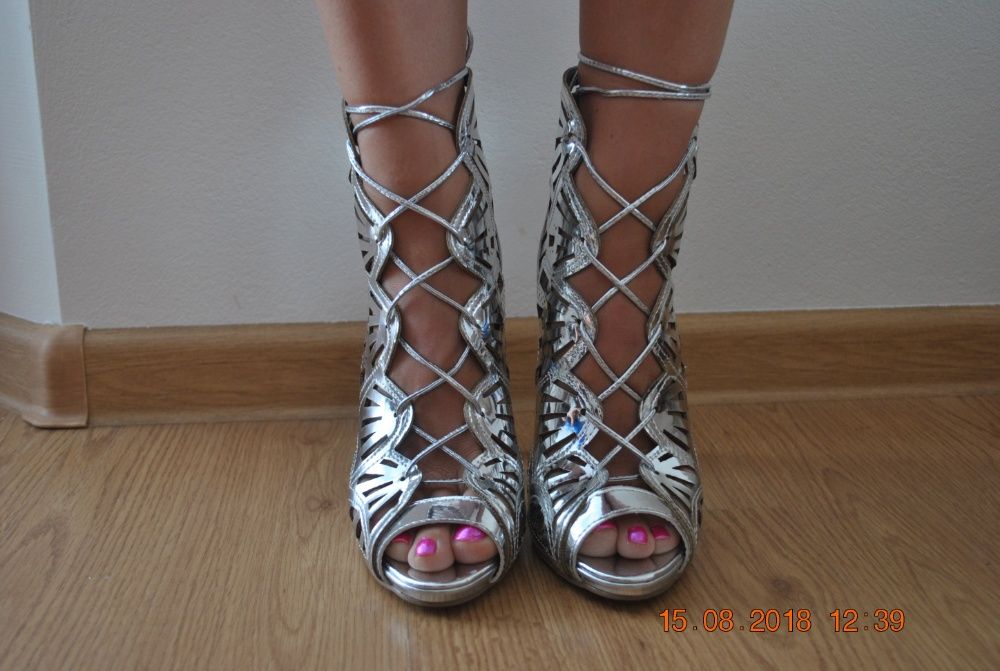 Srebne nowe buty