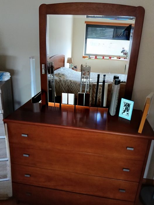 Conjunto de Quarto em Madeira Maciça – Excelente Estado!