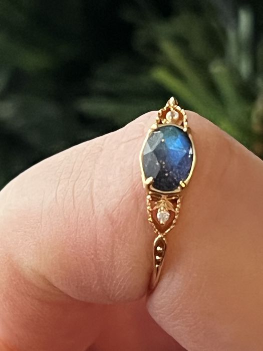 Pozłacany pierścionek ze srebra 925 z granatowym kamieniem labradoryt