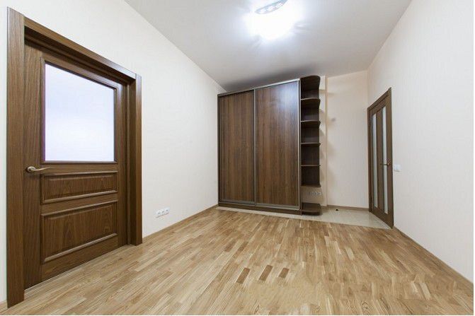 Дом в коттеджном городке с выходом на воду, Козин, Дамба