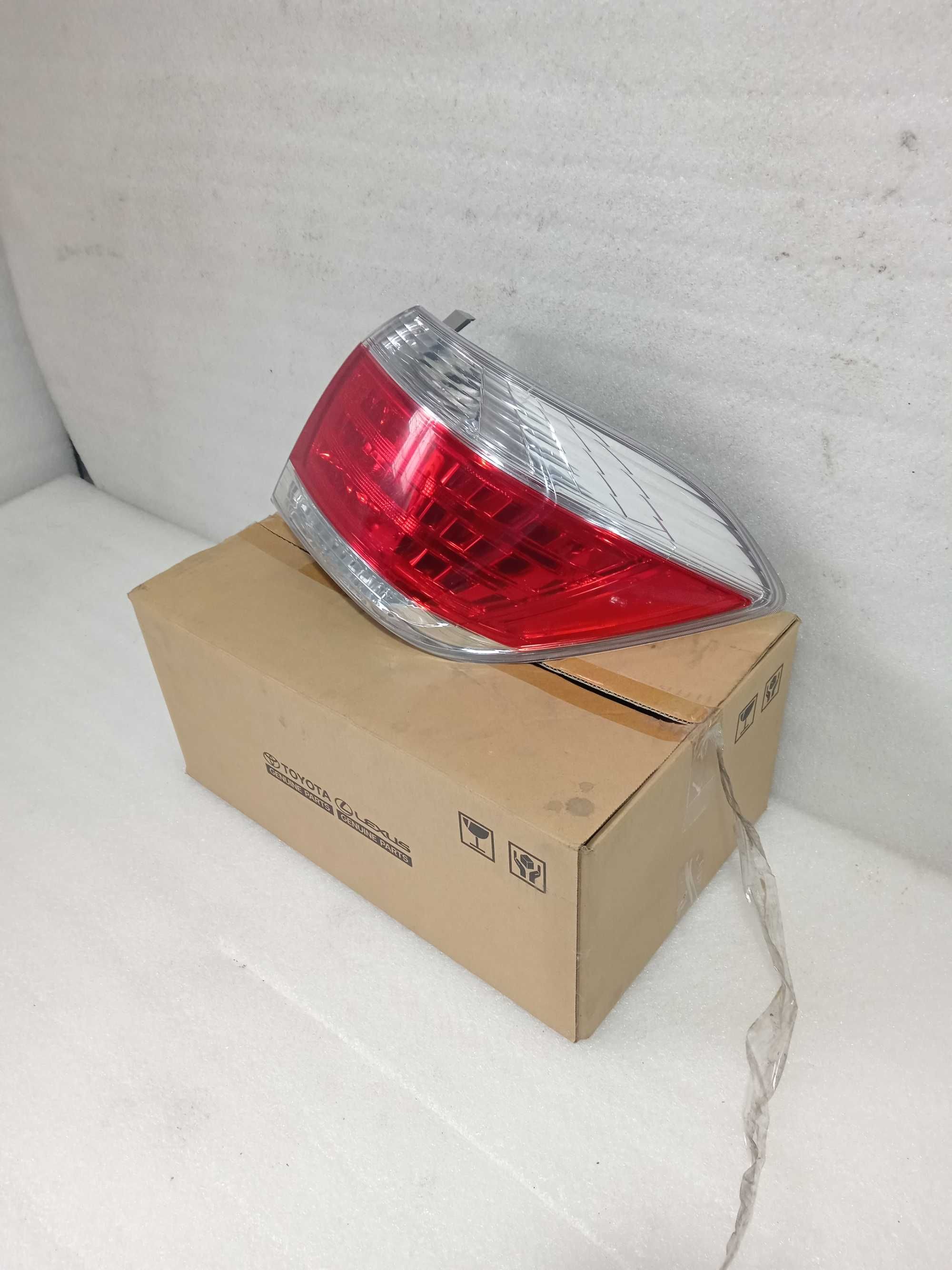 оригінальний Toyota (задній ліхтар) з номером деталі 81560-0E070.