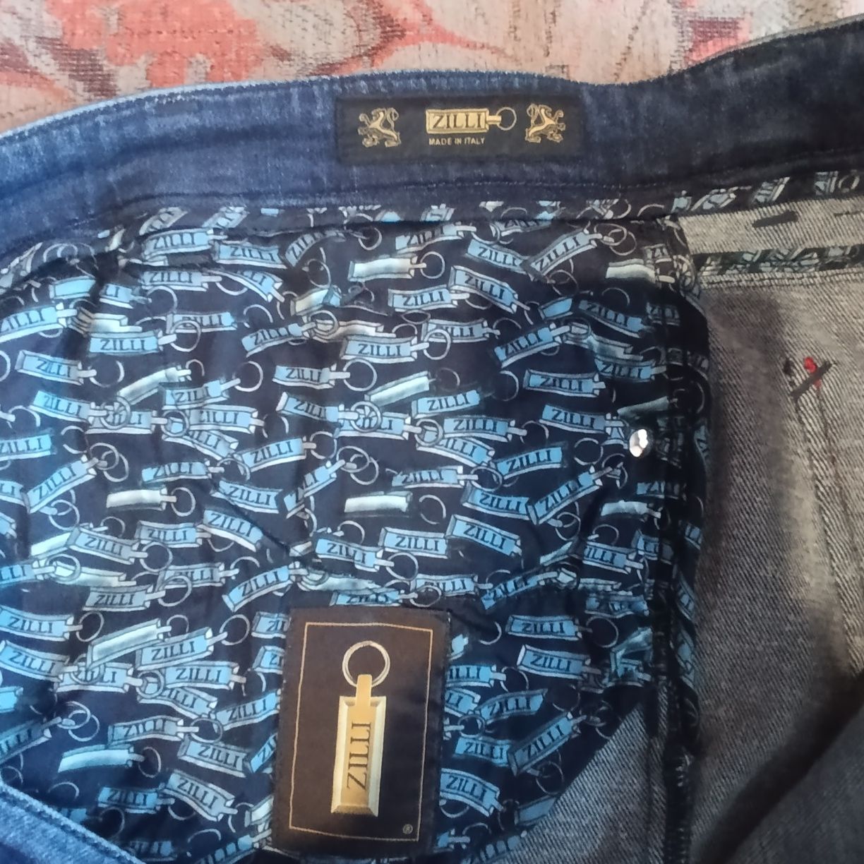 Продаю брендовые оригинальные джинсы.