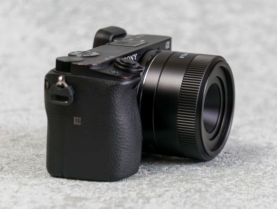 Sony a6300 + объектив AF F/2.8 27mm • APS-C 24,2 Мп • 4K • Wi-Fi • NFC